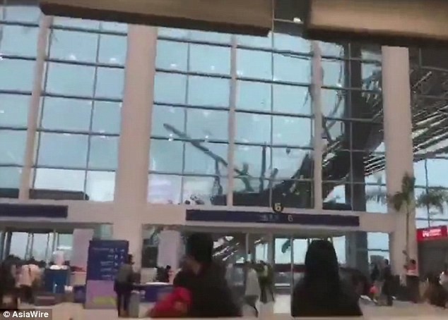 Mưa lớn, mái sân bay bất ngờ đổ sập xuống khiến tất cả hành khách bị một phen hoảng hồn