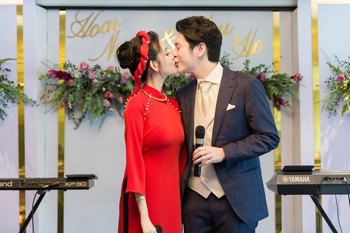 
Trong buổi lễ đính hôn cặp đôi liên tục dành cho nhau những nụ hôn. - Tin sao Viet - Tin tuc sao Viet - Scandal sao Viet - Tin tuc cua Sao - Tin cua Sao