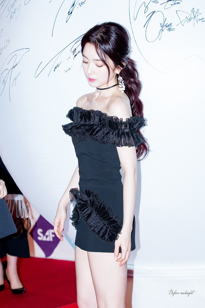 
Trong sự kiện SBS Gayo Daejun vào năm 2016, Irene xuất hiện với một chiếc đầm đen khá ngắn.