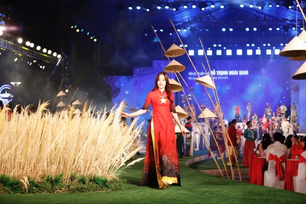 
Hoa khôi Nam Em diễn áo dài quốc kỳ trong Lễ hội Áo dài tại TP.HCM.