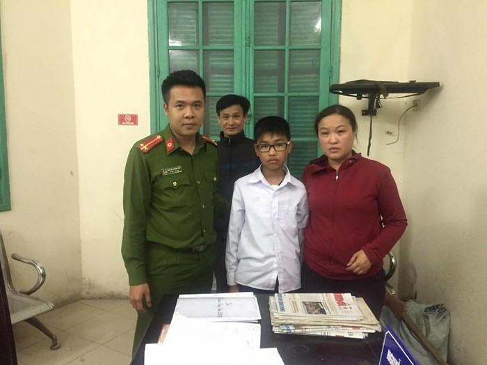 
Trung úy Nguyễn Xuân Hiếu bàn giao cháu Ngọc lại cho mẹ cháu tại Công an quận Hoàn Kiếm.