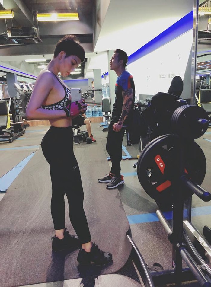 
Miu Lê cũng chẳng ngần ngại khoe dáng đáng ngưỡng mộ với những đường nét cơ thể "bén" không thể tả tại phòng gym.