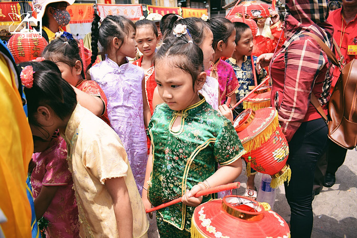 Hàng nghìn người tham gia nghi thức rước kiệu Thần tài ngày rằm tháng Giêng quanh phố
