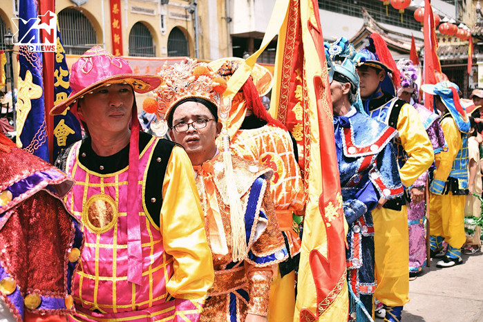 Hàng nghìn người tham gia nghi thức rước kiệu Thần tài ngày rằm tháng Giêng quanh phố