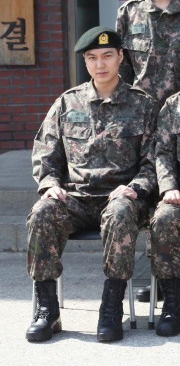 
Hình ảnh chàng lính Lee Min Ho "béo ú" khiến người hâm mộ không thể nhận ra mỹ nam ngày nào của Kbiz.