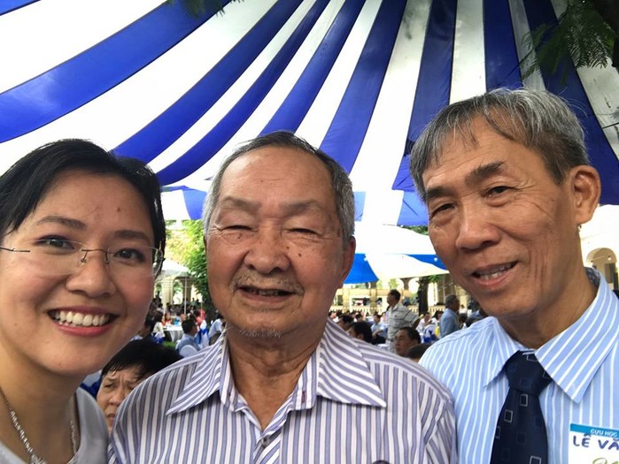 
Bức ảnh được Lê Diệp Kiều Trang chia sẻ trong ngày về thăm trường cũ sau 20 năm với nội dung: "Thầy Phan Lưu Biên - thầy của ba, thầy của con...​" (cha Kiểu Trang đứng bên phải)