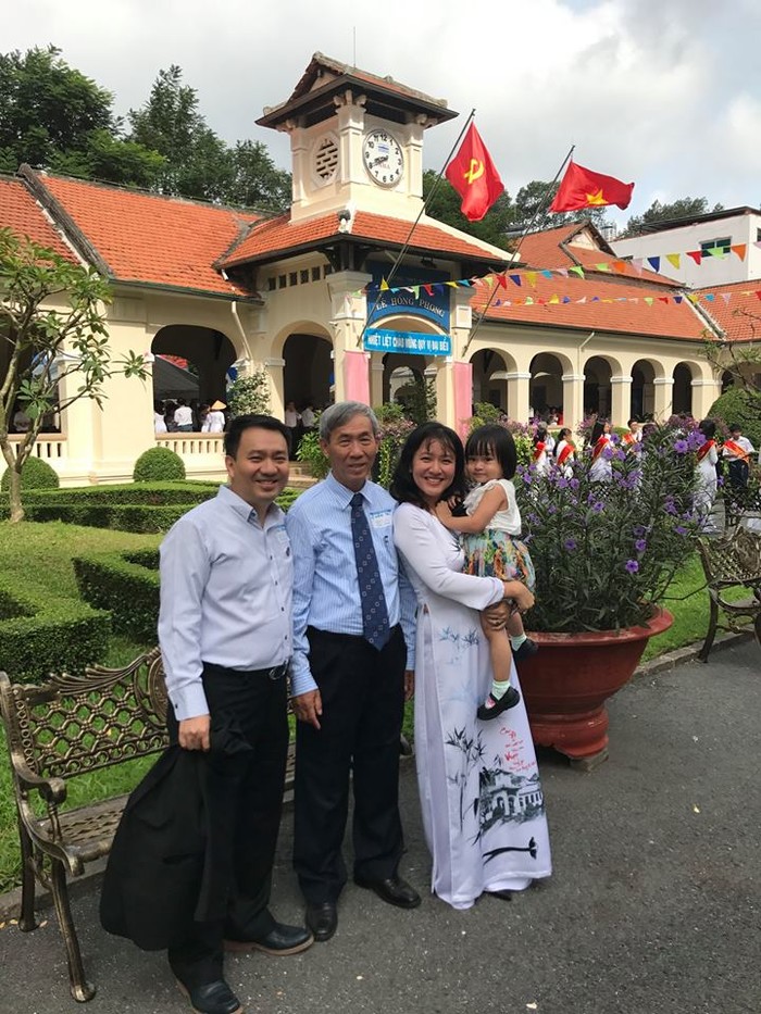 
"Cả nhà là cựu học sinh​", Kiều Trang hạnh phúc chia sẻ khoảnh khắc thật đẹp trong ngày về thăm trường cũ (bên trái là anh trai Lê Trí Thông, và ở giữa là ông Lê Văn Trí)