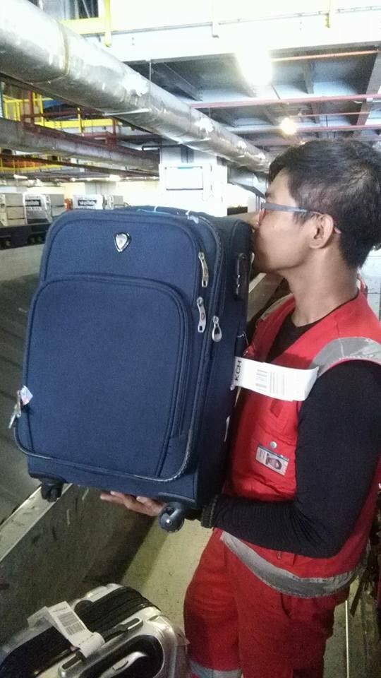 Bị nhắc nhở về việc ném, quăng hành lý của khách, nhân viên hàng không chụp ảnh hôn từng cái vali