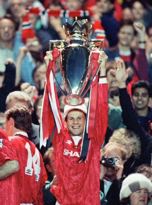 
Trong mùa giải 1992/93, Ryan Giggs đã góp công lớn giúp đội nhà đoạt chức vô địch Ngoại hạng Anh và đây cũng là danh hiệu đầu tiên NHA của anh tại United. Trong suốt sự nghiệp của mình, Giggs đã vinh dự được 13 lần nâng cao chiếc cúp vô địch Premier League cùng M.U.
