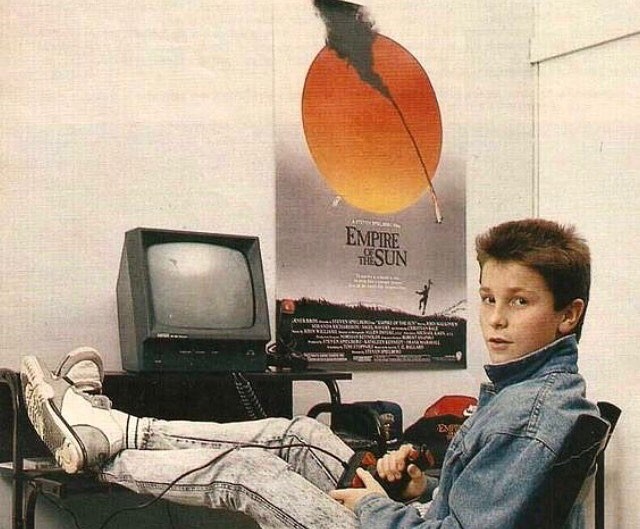 
Christian Bale vào những năm 80 khi chỉ mới là một cậu thiếu niên mê chơi game, chưa phải là huyền thoại diễn xuất theo phong cách hành xác như bây giờ.