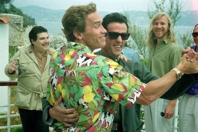 
Arnold Schwarzenegger và Sylvester Stallone cùng nhau khiêu vũ ở Cannes năm 1990.