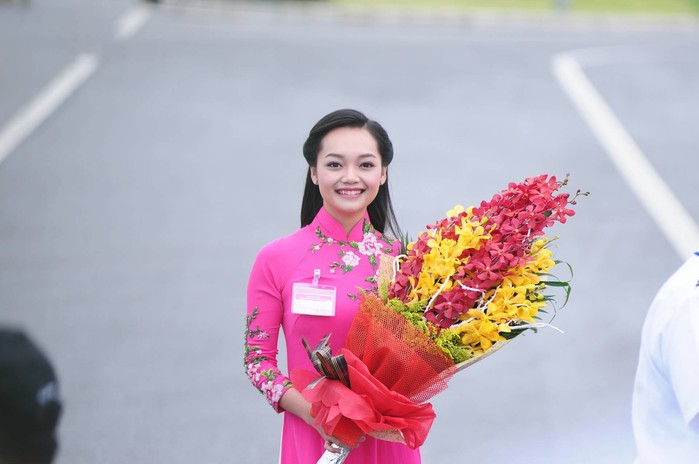Ở Việt Nam, phụ nữ sẽ nhận được bó hoa tươi thắm từ những người đàn ông của mình. (Ảnh Giáo Dục & Thời Đại)