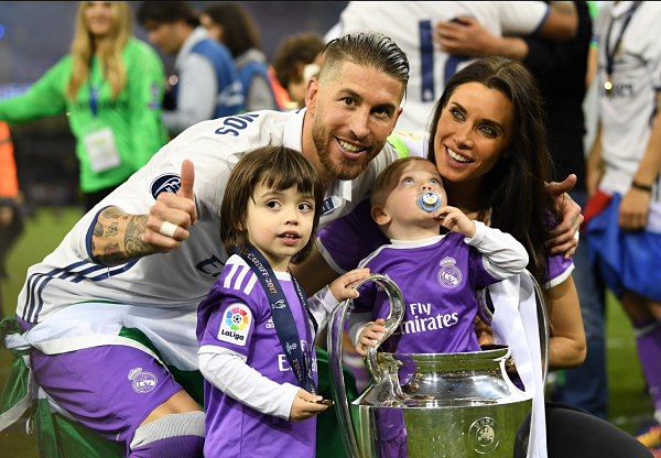 
Sergio Ramos luôn nhận được sự cổ vũ rất nhiệt tình từ người vợ và 2 đứa con trai kháu khỉnh.