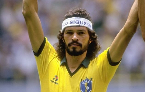 
Socrates (huyền thoại bóng đá Brazil): Cố cầu thủ từng có 60 lần khoác áo ĐTQG Brazil là người có trình độ học vấn cao nhất trong làng bóng đá thế giới. Ông từng sở hữu tấm bằng Y khoa năm 1983, khi đang thi đấu chuyên nghiệp và hoàn tất tấm bằng tiến sĩ triết học khi đã giải nghệ.​
 