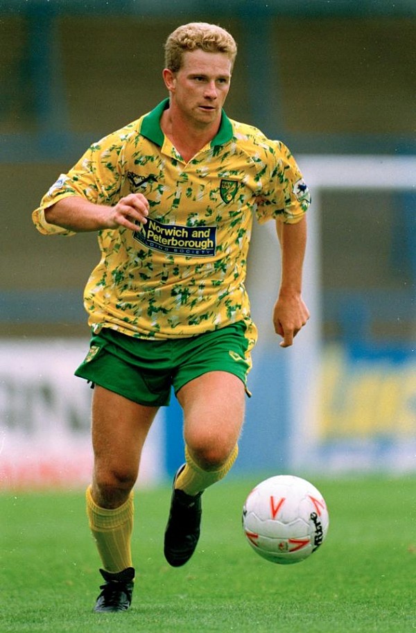 Mark Robins - cầu thủ của Norwich City là người mang quốc tịch Anh đầu tiên làm được điều này trong trận đấu với Oldham Athletic tháng 11/1992.