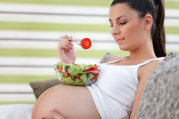 
Mẹ bầu nên ăn các món có dinh dưỡng, dễ tiêu hóa như trái cây, thực phẩm giàu carbohydrate...