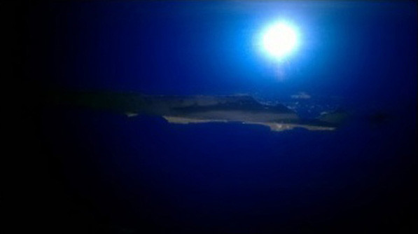 
Chỉ là một bức tường sơn xanh dính giấy và phản chiếu ánh đèn mà thôi, không phải là hình ảnh chụp từ trên cao của một hòn đảo tỏa sáng dưới ánh trăng đâu.​