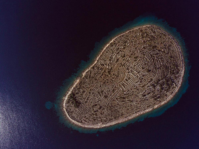 
Đây là một hòn đảo ở Croatia nhưng trông giống như dấu vân tay của một ai đó vậy.