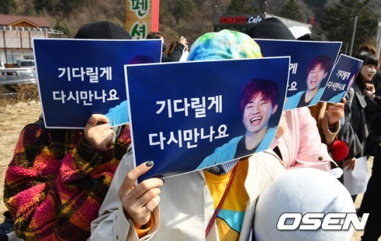 
Banner với nụ cười đáng yêu của Daesung trước địa điếm nhập ngũ.