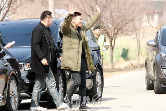 Daesung bảnh bao, liên tục vẫy tay chào fan đầy đáng yêu trước khi nhập ngũ