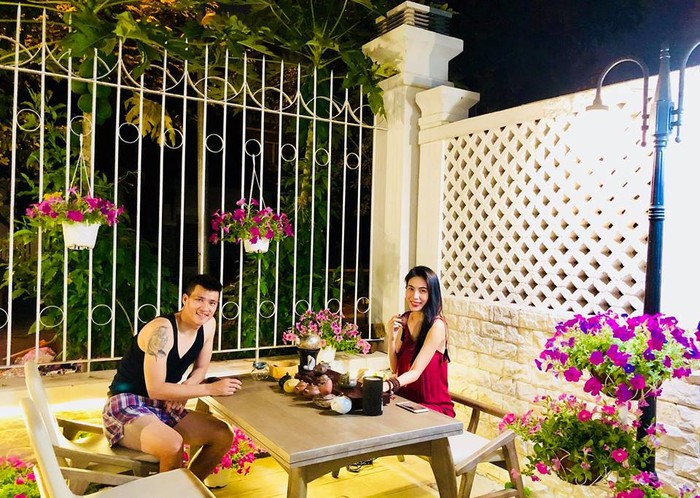 
Hình ảnh hai vợ chồng cùng ngồi thư giãn, uống trà trong một góc sân nhà đầy hoa rực rỡ mới được Thủy Tiên chia sẻ gần đây khiến nhiều người vô cùng ngưỡng mộ. - Tin sao Viet - Tin tuc sao Viet - Scandal sao Viet - Tin tuc cua Sao - Tin cua Sao