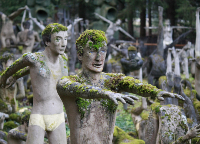 Những khu vườn tượng đáng sợ bị bỏ hoang