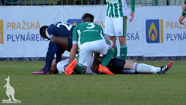 
Francis Kone cứu thủ môn bên phía đối thủ trước "lưỡi hái tử thần".