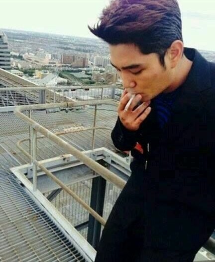 
Yesung và KangIn của Super Junior cũng từng xuất hiện với hình ảnh phì phèo thuốc lá.