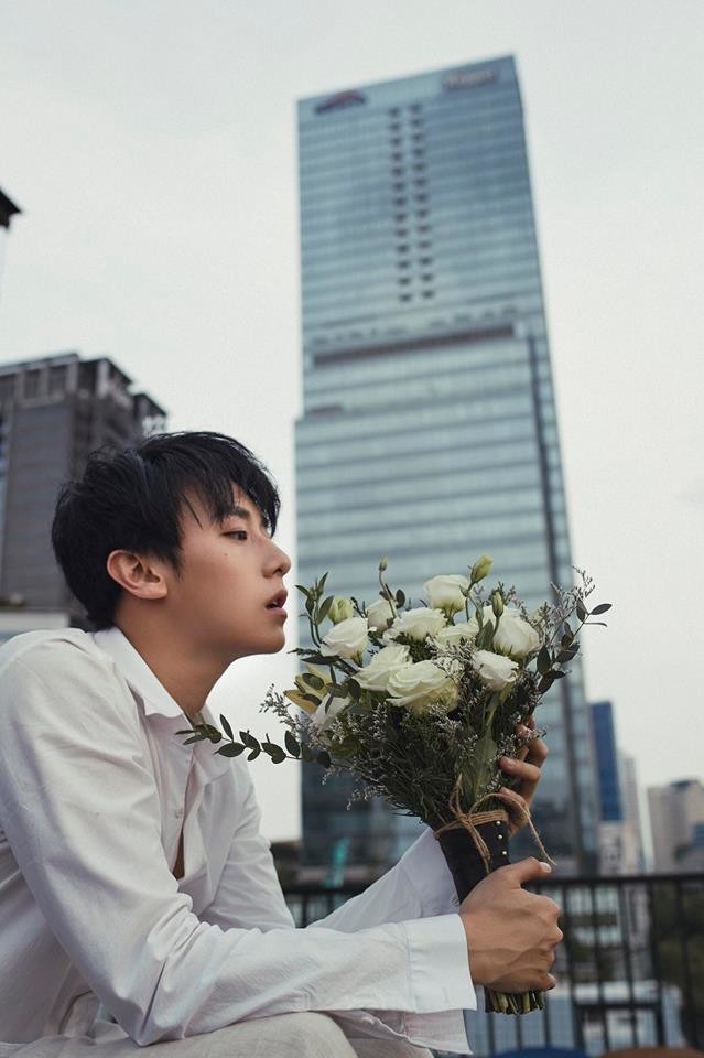 
Vẻ điển trai khiến nhiều trái tim fan nữ "rung rinh" của Rocker Nguyễn
