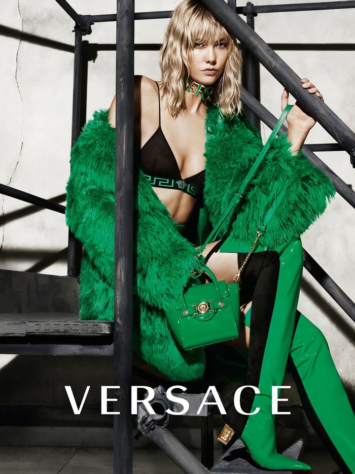 
Những trang phục dù chỉ sử dụng lông giả cũng sẽ bị loại bỏ khỏi những thiết kế Versace.