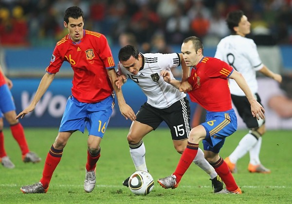 
Tây Ban Nha và Đức, đội bóng nào sẽ thể hiện được bản lĩnh của một nhà vô địch?