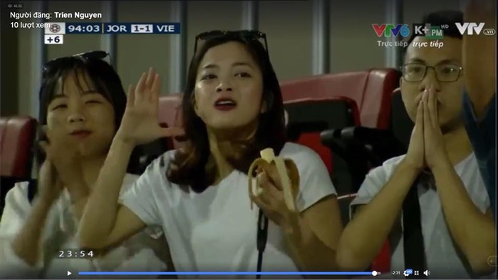 
Cô nàng CĐV xinh đẹp này đã giành mất "spotlight" của các cầu thủ Việt Nam đêm nay.