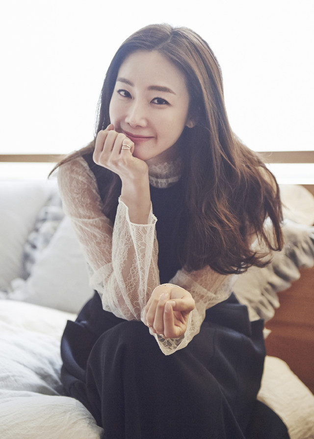 
Nhan sắc xinh đẹp, mặn mà dù đã bước sang tuổi 42 của Choi Ji Woo.