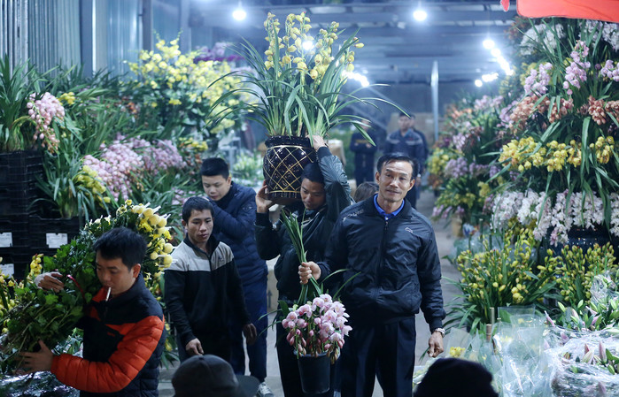 
Những ngày giáp Tết, chợ hoa đêm Quảng Bá làm nhộn nhịp kẻ mua người bán.