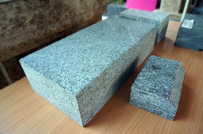
Mẫu đá Granite Bình Định được dùng để lát đường đi bộ quanh hồ Hoàn Kiếm được trưng bày lấy ý kiến nhân dân.