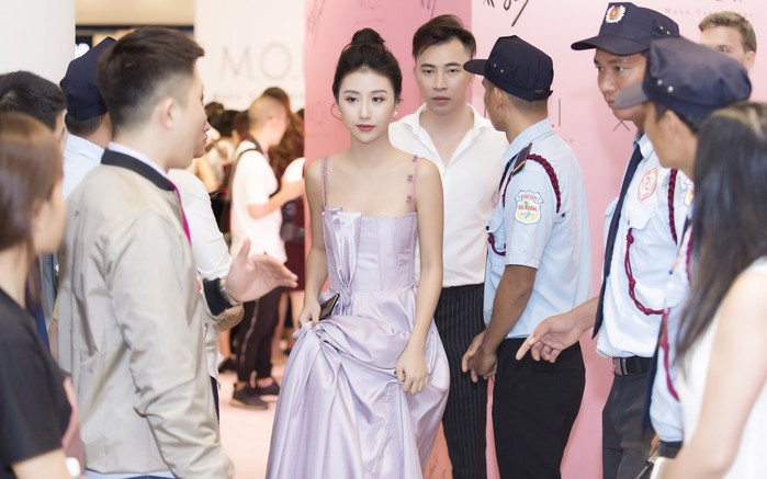 Diện cùng bộ váy tím xu hướng: Quỳnh Anh Shyn - Đông Nhi, ai xuất sắc hơn?