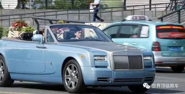 
Tuy nhiên, chiếc Rolls-Royce Phantom mới là chiếc xe có giá trị hơn cả của Trương Hàn. Được biết, Rolls-Royce Phantom của "đại boss" Phong Đằng trị giá 29 tỷ đồng (800 vạn CNY).