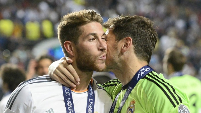 
Nếu Barca có 2 bọ đôi bạn thân tuyệt vời thì ở Real cũng có 1 cặp bài trùng đáng ngưỡng mộ. Đó chính là Sergio Ramos và Iker Casillas. Có thể nói cả hai cầu thủ Tây Ban Nha này từng tạo nên nhóm quyền lực tại Real. Ramos và Casillas sãn sàng hỗ trợ các thành viên cùng quê hương tại CLB. Giờ đây "Thánh Iker" đã rời đội bóng hoàng gia nhưng họ vẫn giữ liên lạc với nhau.