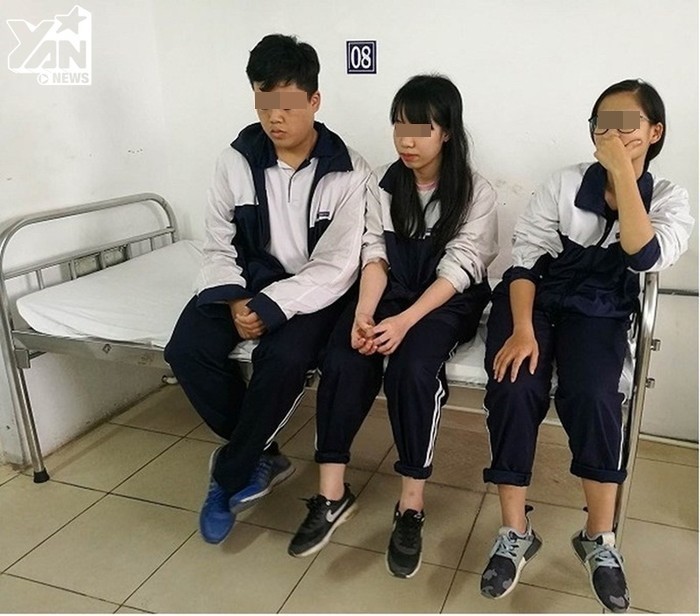 
Ba học sinh bị thương là Vũ Tuấn Hưng, Lê Minh Ánh và Nguyễn Thúy Quỳnh khám tại bệnh viện Thanh Nhàn