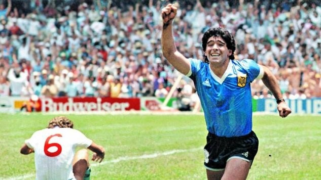 
Ở Argentina, Maradona đã và vẫn còn được yêu mến đến mức người ta nhìn Messi như một kẻ rập rình soán ngôi của Cậu bé Vàng. Dù vướng rất nhiều scandal nhưng không ai có thể phủ nhận tài năng xuất chúng của Maradona.Tại World Cup 1986, với sự tỏa sáng của Diego Maradona, Argentina đăng quang trên đất Mexico, ông đồng thời cũng dành luôn danh hiệu Quả bóng vàng dành cho ngôi sao xuất sắc nhất giải.