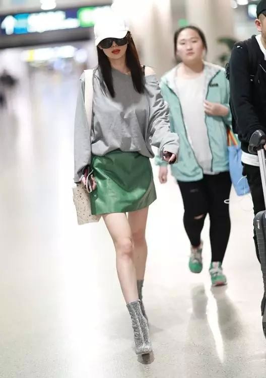 
Đặc biệt cô triệt để khoe đôi chân thon dài của mình trong những lần xuất hiện tại sân bay.