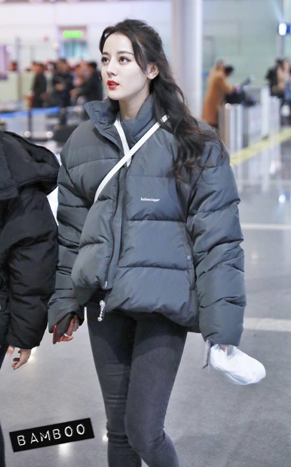 
Cô nàng có vẻ rất sợ lạnh đấy. Bởi Nhiệt Ba thường xuyên chọn áo phao hay áo lông khi đến sân bay. Mặt khác, cô nàng cũng rất ít để lộ mặt của mình, nhưng một khi lộ, Nhiệt Ba lại khiến fan ngẩn ngơ trước nhan sắc của mình.