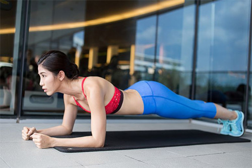
Thực hiện động tác plank trong thời gian quá lâu cũng không phải là cách hiệu quả để tập luyện