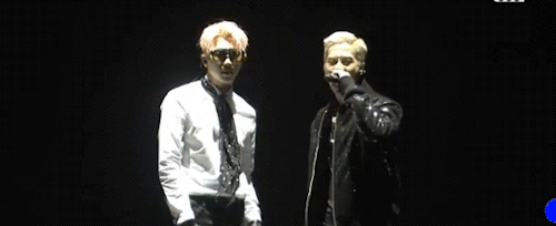 
RM và Jackson cực cool ngầu khi đứng cạnh nhau trên sân khấu MAMA 2015.