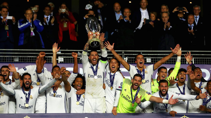 
Với truyền thống và danh tiếng của mình, không có gì ngạc nhiên khi Real Madrid là đội xếp thứ 2 trong danh sách này. Hiện tại, phòng truyền thống của đội bóng Hoàng gia Tây Ban Nha đang sở hữu tổng cộng 85 danh hiệu lớn, đó là 33 chức vô địch La Liga, 19 Cúp nhà vua Tây Ban Nha, 9 Siêu cúp Tây Ban Nha, 1 Spanish League Cup, 2 UEFA Cups, 3 Siêu cúp châu Âu, 3 Intercontinental Cups, 1 FIFA Club World Cup và đặc biệt nhất là 12 chức vô địch UEFA Champions League.