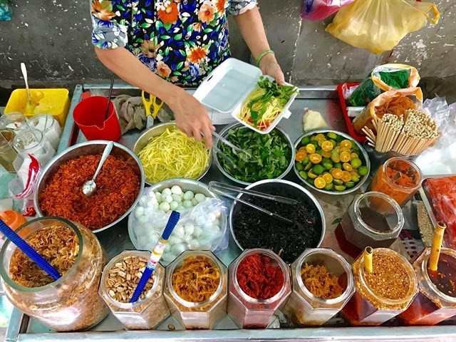 Top 5 hàng bánh tráng trộn “danh bất hư truyền” ở Sài Gòn
