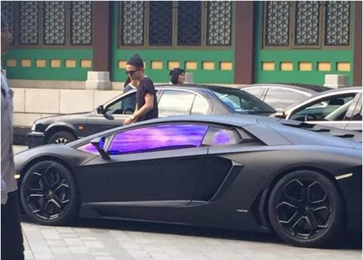 
Hình ảnh G-Dragon lái siêu xe Lamborghini Aventador trị giá lên tới 489.000 USD (tương đương 12 tỷ đồng).