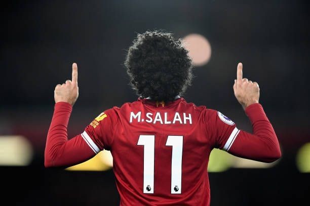 
Mohamed Salah thực sự đã trở thành một hiện tượng khó lí giải ở mùa bóng năm nay khi đang thi đấu bùng nổ trong màu áo đội bóng mới Liverpool. Chỉ được biết đến như một cầu thủ tấn công hạng trung nhưng sau khi cập bến Anfield ở mùa hè vừa qua, Salah vươn mình trở thành tay săn bàn đáng sợ bậc nhất các giải đấu châu Âu khi ghi tới 36 bàn cho The Kop trên mọi đấu trường, trong đó có 28 bàn tại Premier League và đang dẫn đầu danh sách Vua phá lưới tại giải đấu này.