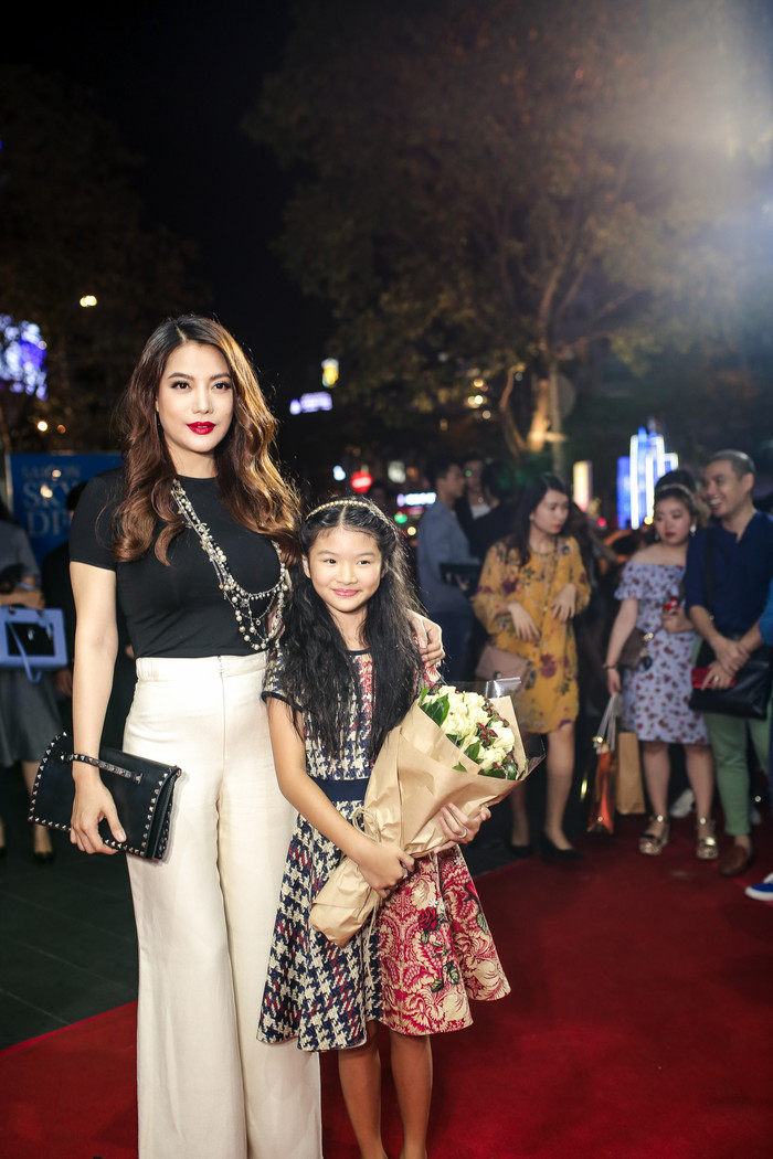 Trương Ngọc Ánh đưa con gái ôm hoa đến chúc mừng Trần Bảo Sơn