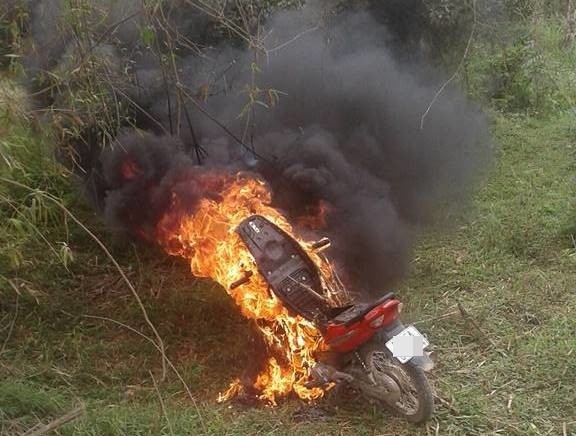 
Mặc dù được CSGT kịp thời dập lửa nhưng chiếc xe máy vẫn bị hư hỏng khá nặng